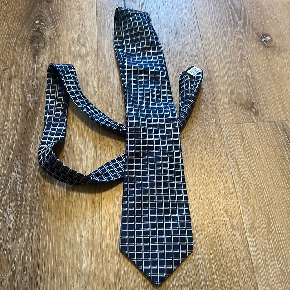 Geoffrey Beene Silk Tie Navy plaid print 100% Silk